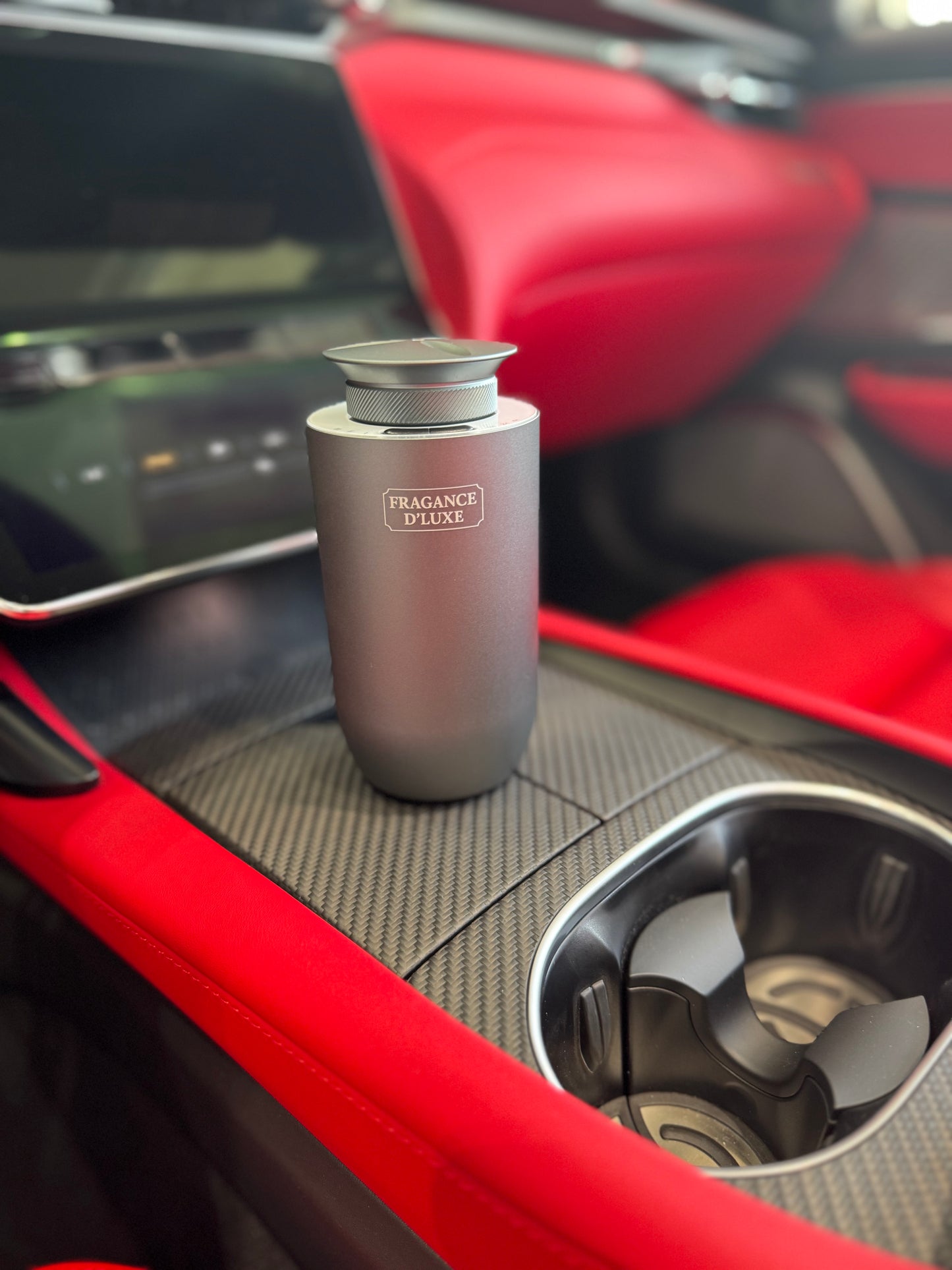 D'Luxe car diffuser Using water less oil diffuse , the world of fragrance can be revealed with pure essentials oil.